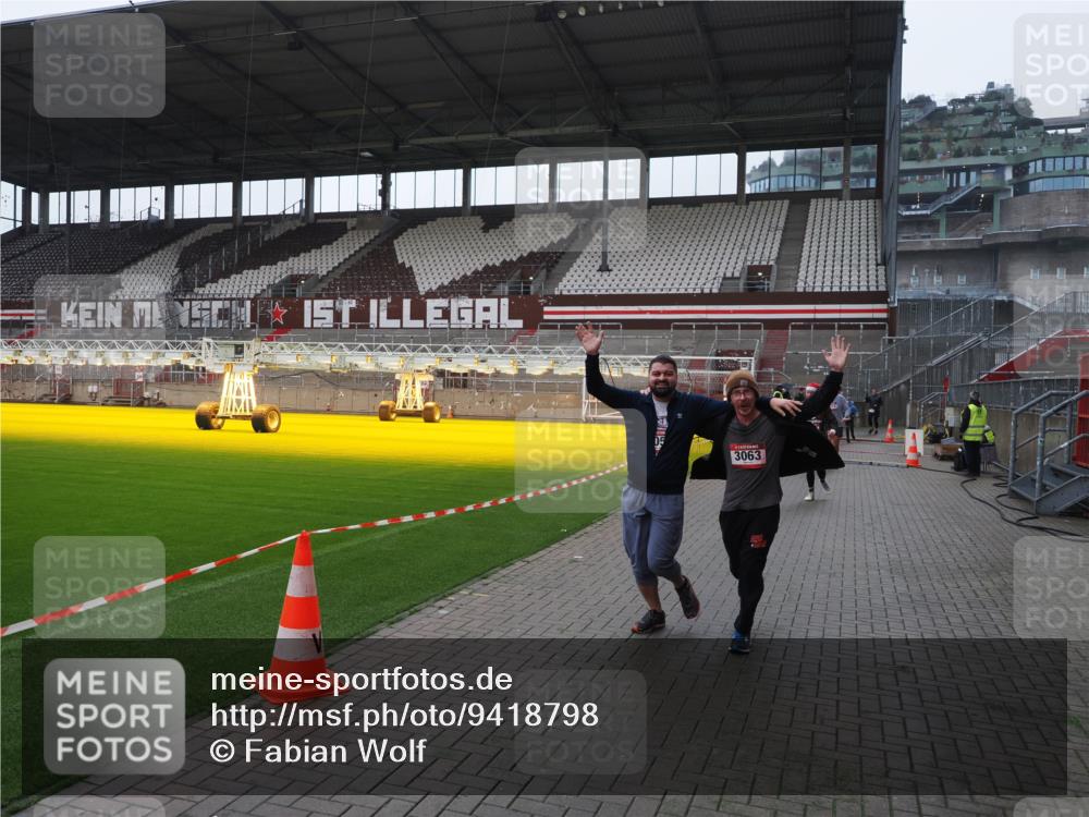 07.12.2025 - St. Pauli X-Mass-Run No. 15 Fabian Wolf http://msf.ph/oto/9418798 07.12.2025 11:28:09 Ziel 1082, 2138, 2139, 2192, 2196, 2655, 2930, 2980, 3027, 3057, 3063, 3074, 4644, 4653, 4655 meine-sportfotos.de