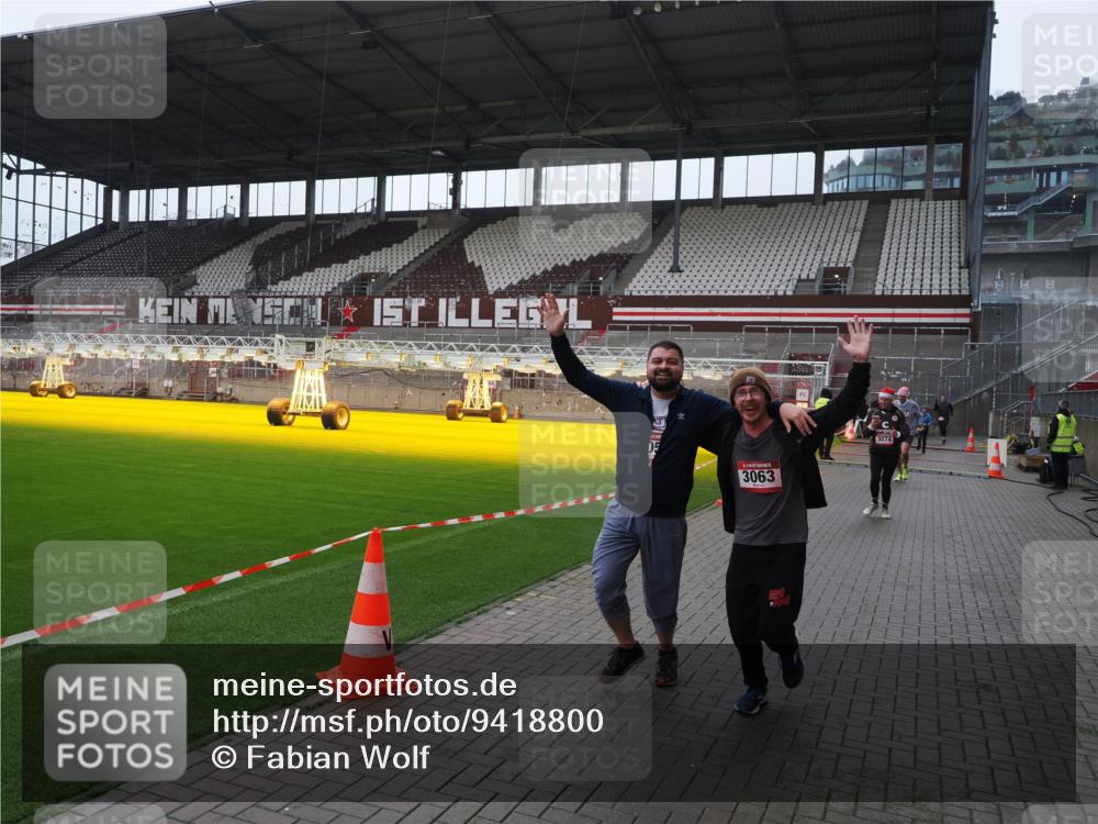07.12.2025 - St. Pauli X-Mass-Run No. 15 Fabian Wolf http://msf.ph/oto/9418800 07.12.2025 11:28:09 Ziel 1082, 2138, 2139, 2192, 2196, 2655, 2930, 2980, 3027, 3057, 3063, 3074, 4644, 4653, 4655 meine-sportfotos.de
