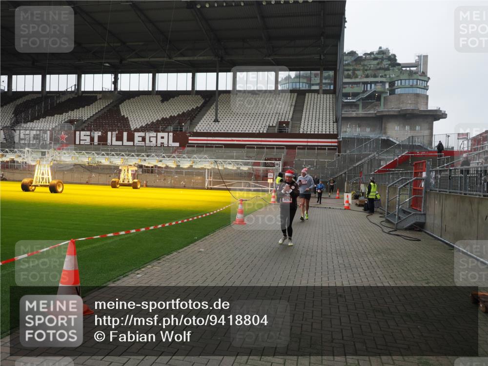 07.12.2025 - St. Pauli X-Mass-Run No. 15 Fabian Wolf http://msf.ph/oto/9418804 07.12.2025 11:28:11 Ziel 1082, 2138, 2139, 2163, 2655, 2930, 2980, 3027, 3057, 3063, 3074, 3599, 4644, 4653, 4655 meine-sportfotos.de