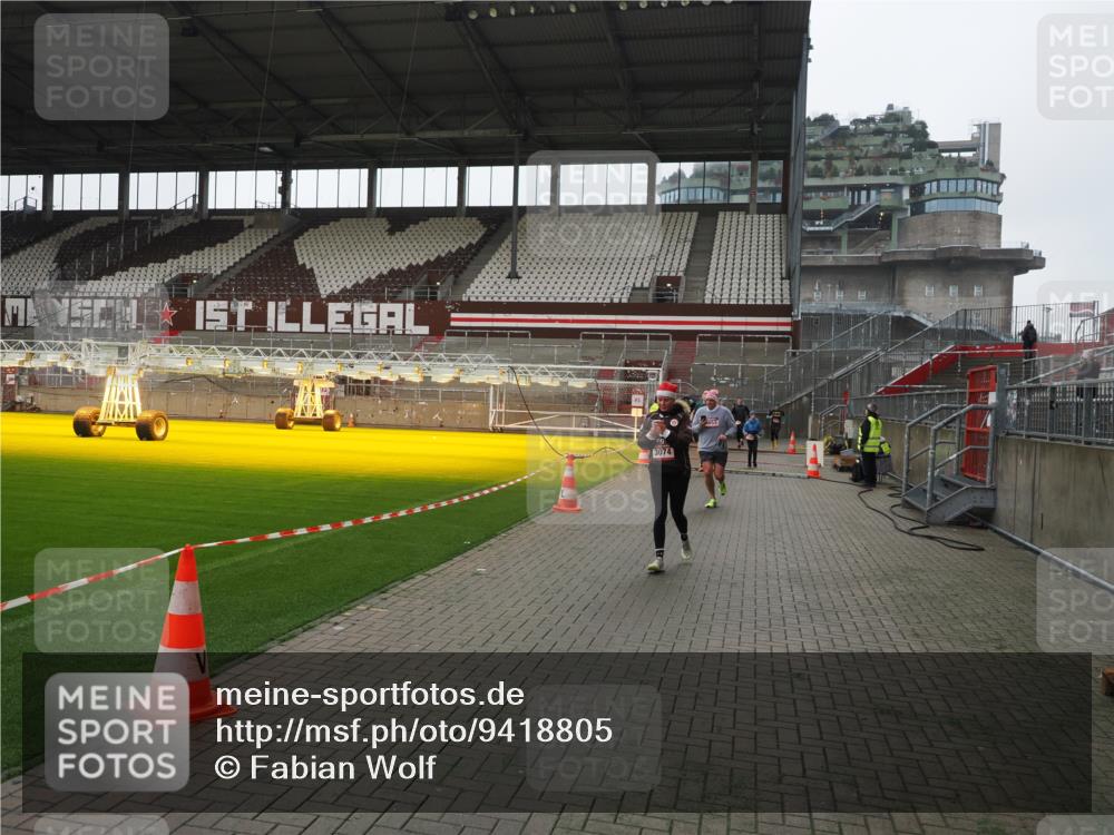 07.12.2025 - St. Pauli X-Mass-Run No. 15 Fabian Wolf http://msf.ph/oto/9418805 07.12.2025 11:28:11 Ziel 1082, 2138, 2139, 2163, 2655, 2930, 2980, 3027, 3057, 3063, 3074, 3599, 4644, 4653, 4655 meine-sportfotos.de