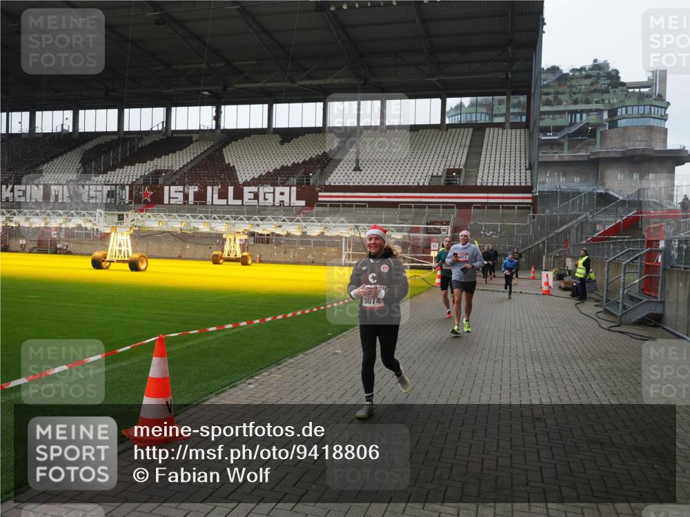 07.12.2025 - St. Pauli X-Mass-Run No. 15 Fabian Wolf http://msf.ph/oto/9418806 07.12.2025 11:28:12 Ziel 1082, 2138, 2139, 2162, 2163, 2655, 2980, 3057, 3063, 3074, 3599, 4644, 4653, 4655 meine-sportfotos.de