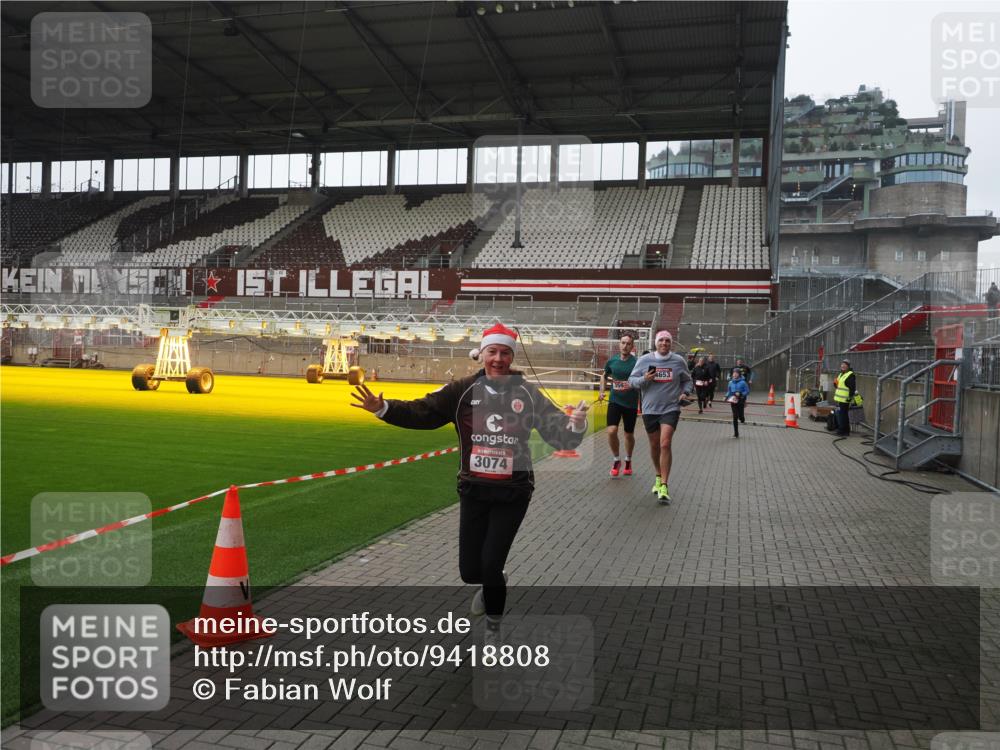 07.12.2025 - St. Pauli X-Mass-Run No. 15 Fabian Wolf http://msf.ph/oto/9418808 07.12.2025 11:28:13 Ziel 1082, 2138, 2139, 2162, 2163, 2164, 3057, 3063, 3074, 3599, 3670, 4644, 4653, 4655 meine-sportfotos.de