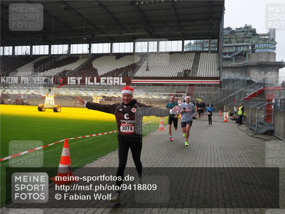 07.12.2025 - St. Pauli X-Mass-Run No. 15 Fabian Wolf http://msf.ph/oto/9418809 07.12.2025 11:28:13 Ziel 1082, 2138, 2139, 2162, 2163, 2164, 3057, 3063, 3074, 3599, 3670, 4644, 4653, 4655 meine-sportfotos.de