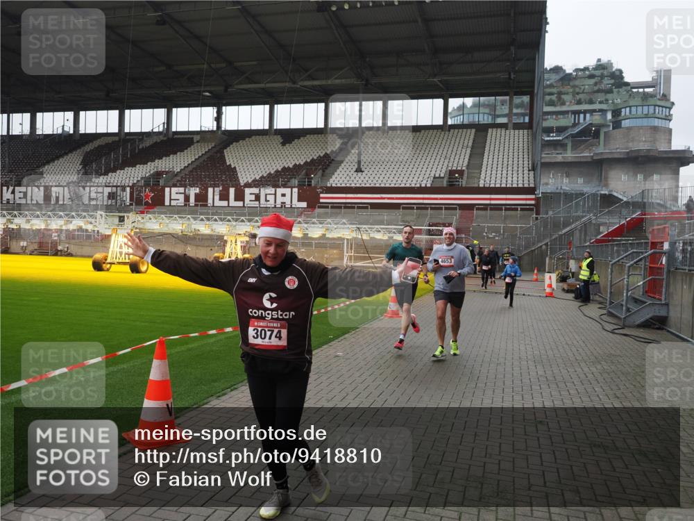 07.12.2025 - St. Pauli X-Mass-Run No. 15 Fabian Wolf http://msf.ph/oto/9418810 07.12.2025 11:28:13 Ziel 1082, 2138, 2139, 2162, 2163, 2164, 3057, 3063, 3074, 3599, 3670, 4644, 4653, 4655 meine-sportfotos.de