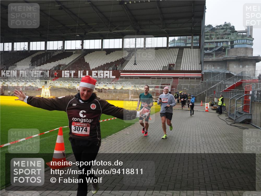 07.12.2025 - St. Pauli X-Mass-Run No. 15 Fabian Wolf http://msf.ph/oto/9418811 07.12.2025 11:28:13 Ziel 1082, 2138, 2139, 2162, 2163, 2164, 3057, 3063, 3074, 3599, 3670, 4644, 4653, 4655 meine-sportfotos.de