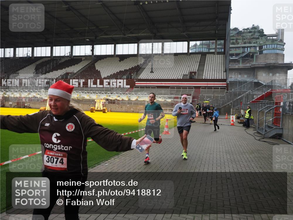 07.12.2025 - St. Pauli X-Mass-Run No. 15 Fabian Wolf http://msf.ph/oto/9418812 07.12.2025 11:28:13 Ziel 1082, 2138, 2139, 2162, 2163, 2164, 3057, 3063, 3074, 3599, 3670, 4644, 4653, 4655 meine-sportfotos.de