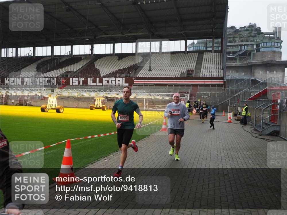 07.12.2025 - St. Pauli X-Mass-Run No. 15 Fabian Wolf http://msf.ph/oto/9418813 07.12.2025 11:28:14 Ziel 2138, 2139, 2162, 2163, 2164, 3057, 3063, 3074, 3599, 3670, 4644, 4653, 4655 meine-sportfotos.de