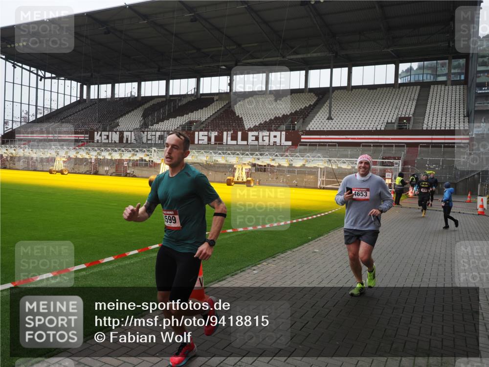 07.12.2025 - St. Pauli X-Mass-Run No. 15 Fabian Wolf http://msf.ph/oto/9418815 07.12.2025 11:28:14 Ziel 2138, 2139, 2162, 2163, 2164, 3057, 3063, 3074, 3599, 3670, 4644, 4653, 4655 meine-sportfotos.de