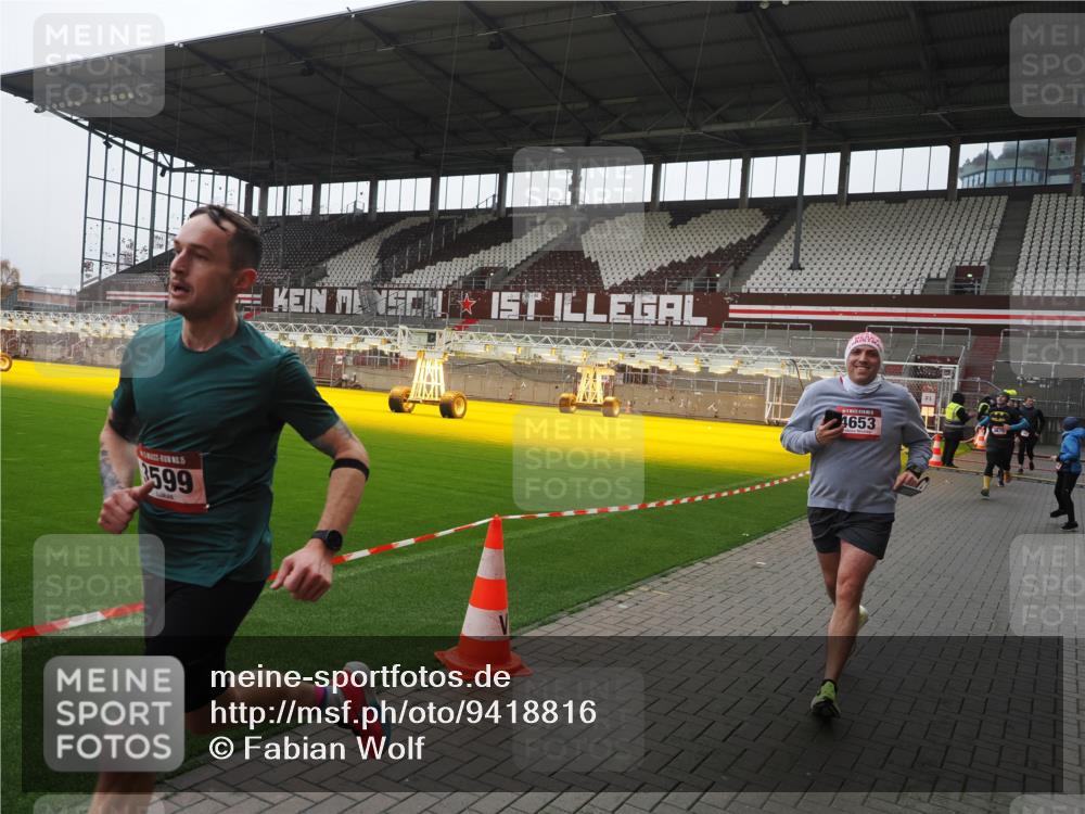 07.12.2025 - St. Pauli X-Mass-Run No. 15 Fabian Wolf http://msf.ph/oto/9418816 07.12.2025 11:28:14 Ziel 2138, 2139, 2162, 2163, 2164, 3057, 3063, 3074, 3599, 3670, 4644, 4653, 4655 meine-sportfotos.de
