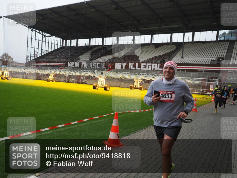 07.12.2025 - St. Pauli X-Mass-Run No. 15 Fabian Wolf http://msf.ph/oto/9418818 07.12.2025 11:28:15 Ziel 2138, 2139, 2162, 2163, 2164, 3057, 3063, 3074, 3599, 3670, 4644, 4653, 4655 meine-sportfotos.de