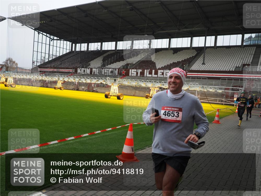 07.12.2025 - St. Pauli X-Mass-Run No. 15 Fabian Wolf http://msf.ph/oto/9418819 07.12.2025 11:28:15 Ziel 2138, 2139, 2162, 2163, 2164, 3057, 3063, 3074, 3599, 3670, 4644, 4653, 4655 meine-sportfotos.de