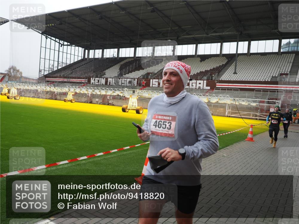 07.12.2025 - St. Pauli X-Mass-Run No. 15 Fabian Wolf http://msf.ph/oto/9418820 07.12.2025 11:28:15 Ziel 2138, 2139, 2162, 2163, 2164, 3057, 3063, 3074, 3599, 3670, 4644, 4653, 4655 meine-sportfotos.de