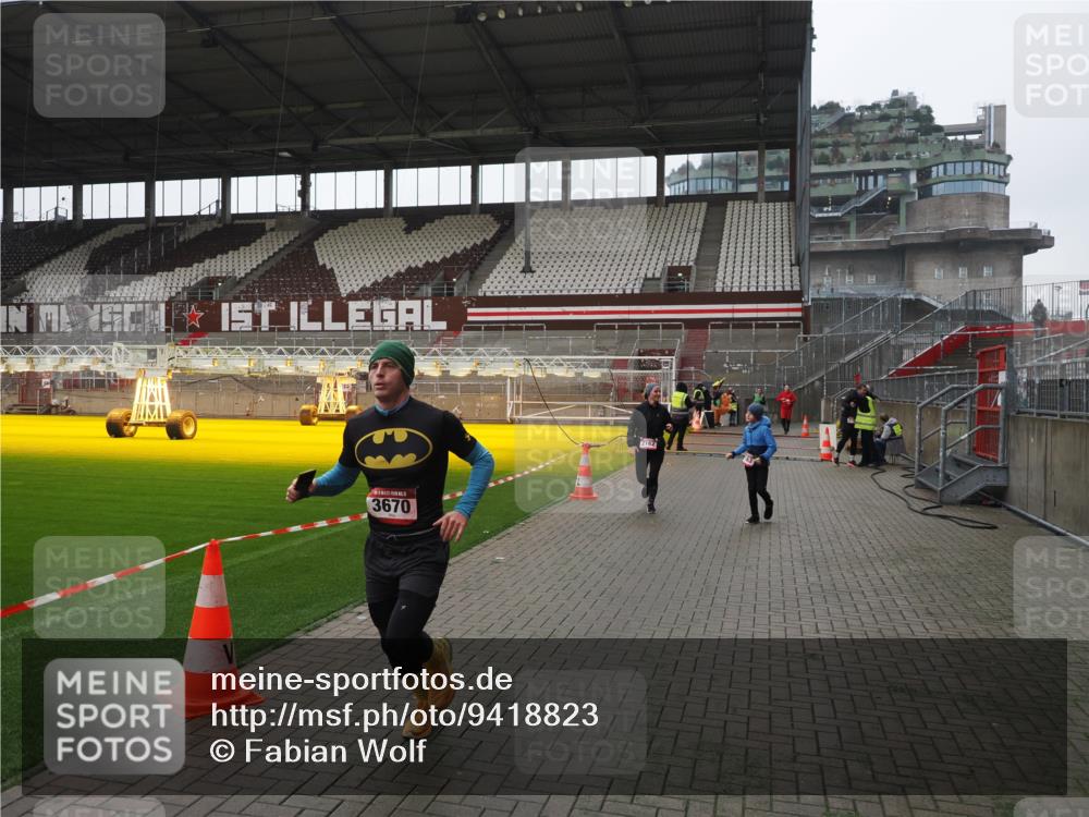 07.12.2025 - St. Pauli X-Mass-Run No. 15 Fabian Wolf http://msf.ph/oto/9418823 07.12.2025 11:28:17 Ziel 2138, 2139, 2162, 2163, 2164, 3057, 3063, 3074, 3599, 3670, 4644, 4653, 4655 meine-sportfotos.de
