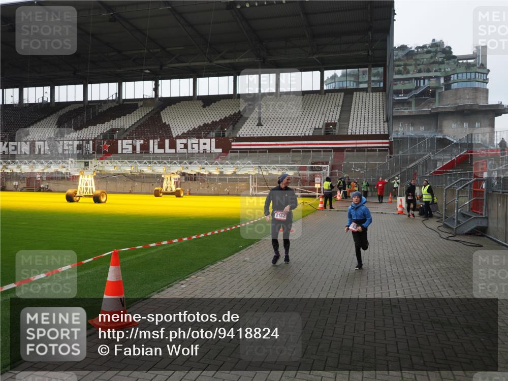 07.12.2025 - St. Pauli X-Mass-Run No. 15 Fabian Wolf http://msf.ph/oto/9418824 07.12.2025 11:28:18 Ziel 2162, 2163, 2164, 3057, 3063, 3074, 3599, 3670, 4644, 4653, 4655 meine-sportfotos.de