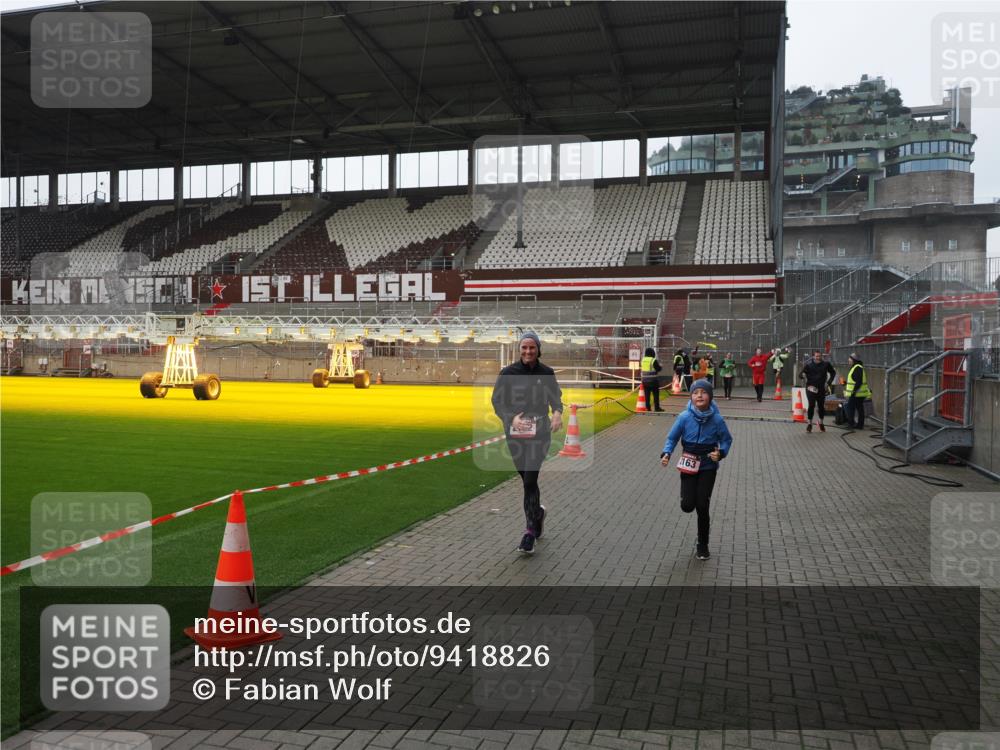 07.12.2025 - St. Pauli X-Mass-Run No. 15 Fabian Wolf http://msf.ph/oto/9418826 07.12.2025 11:28:19 Ziel 2162, 2163, 2164, 3057, 3063, 3074, 3599, 3670, 4644, 4653, 4655 meine-sportfotos.de