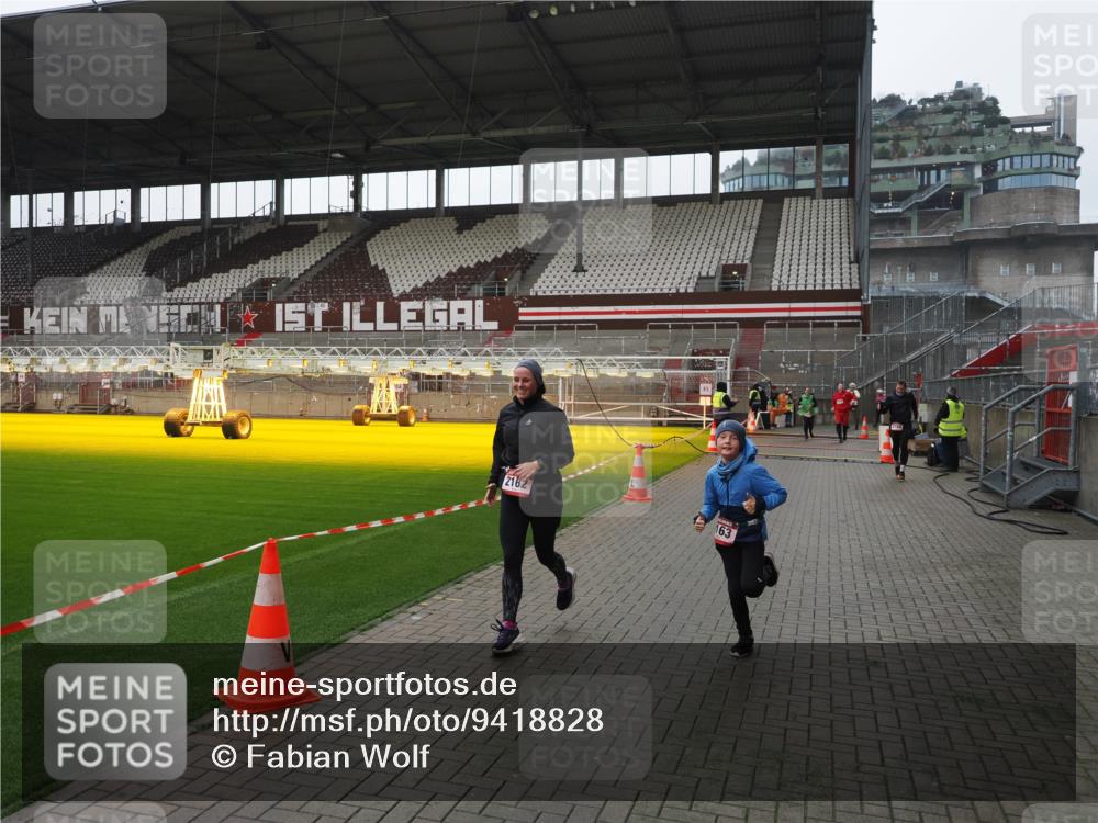 07.12.2025 - St. Pauli X-Mass-Run No. 15 Fabian Wolf http://msf.ph/oto/9418828 07.12.2025 11:28:19 Ziel 2162, 2163, 2164, 3057, 3063, 3074, 3599, 3670, 4644, 4653, 4655 meine-sportfotos.de