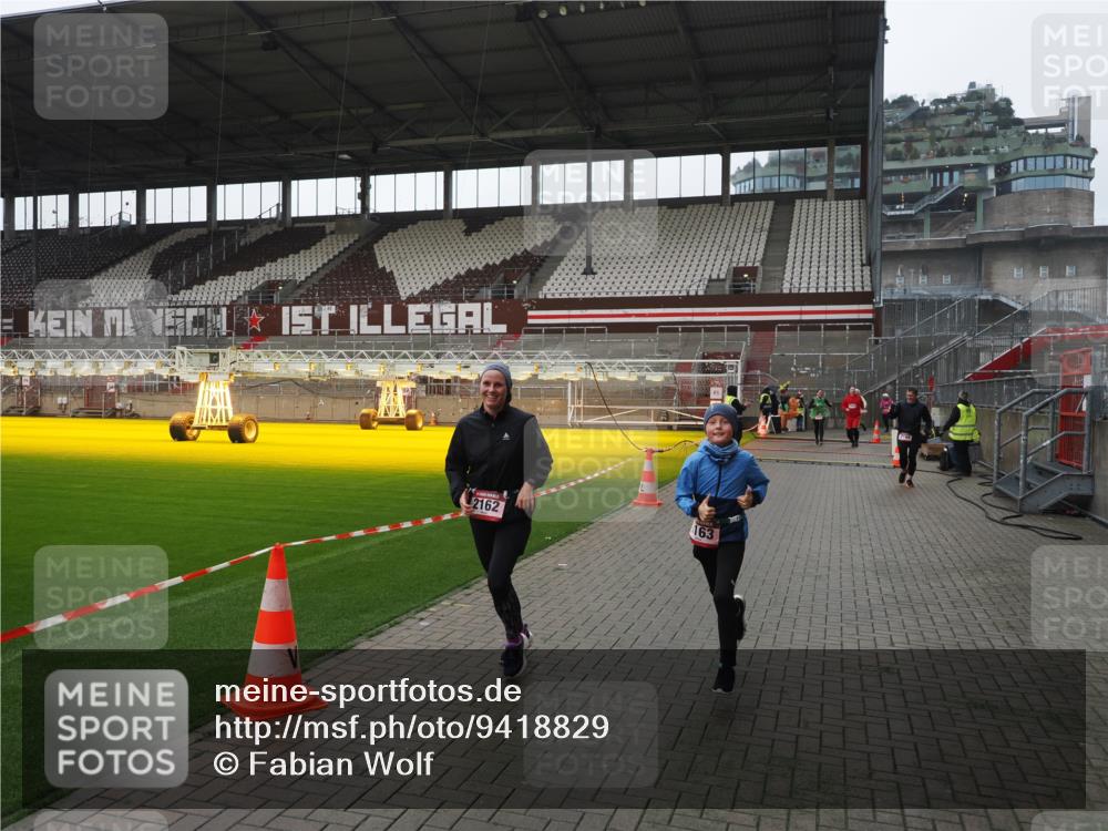 07.12.2025 - St. Pauli X-Mass-Run No. 15 Fabian Wolf http://msf.ph/oto/9418829 07.12.2025 11:28:19 Ziel 2162, 2163, 2164, 3057, 3063, 3074, 3599, 3670, 4644, 4653, 4655 meine-sportfotos.de
