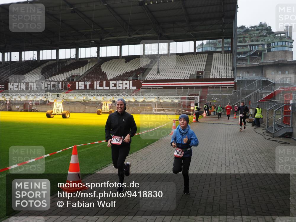 07.12.2025 - St. Pauli X-Mass-Run No. 15 Fabian Wolf http://msf.ph/oto/9418830 07.12.2025 11:28:20 Ziel 2162, 2163, 2164, 2808, 2845, 3057, 3063, 3074, 3599, 3670, 4653, 4655 meine-sportfotos.de