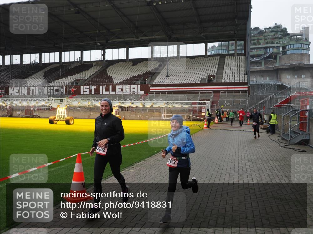 07.12.2025 - St. Pauli X-Mass-Run No. 15 Fabian Wolf http://msf.ph/oto/9418831 07.12.2025 11:28:20 Ziel 2162, 2163, 2164, 2808, 2845, 3057, 3063, 3074, 3599, 3670, 4653, 4655 meine-sportfotos.de