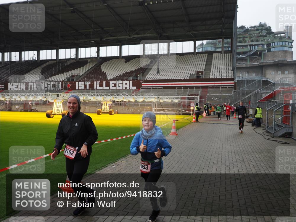 07.12.2025 - St. Pauli X-Mass-Run No. 15 Fabian Wolf http://msf.ph/oto/9418832 07.12.2025 11:28:20 Ziel 2162, 2163, 2164, 2808, 2845, 3057, 3063, 3074, 3599, 3670, 4653, 4655 meine-sportfotos.de