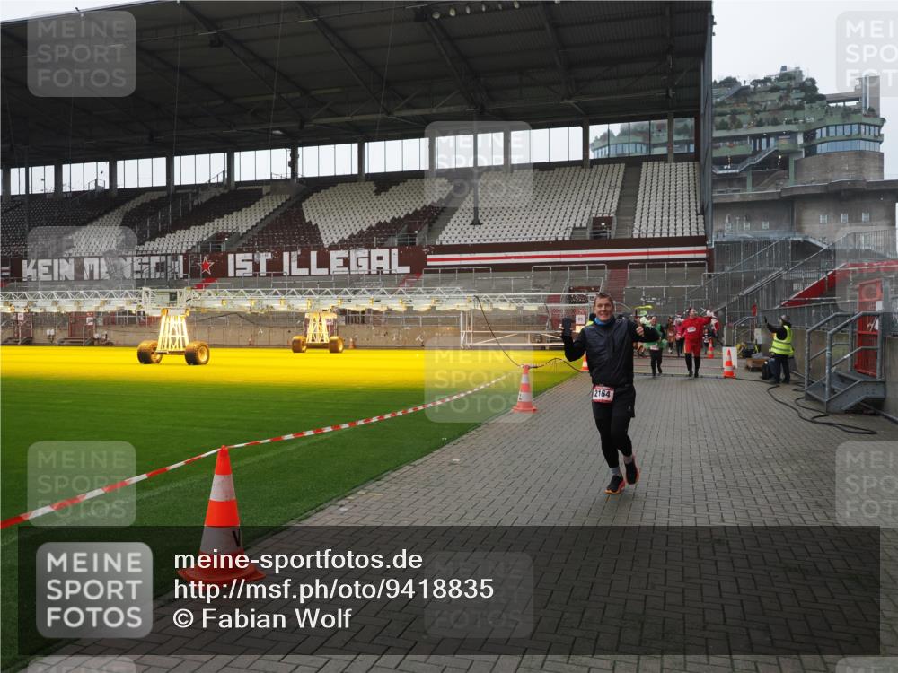 07.12.2025 - St. Pauli X-Mass-Run No. 15 Fabian Wolf http://msf.ph/oto/9418835 07.12.2025 11:28:23 Ziel 2162, 2163, 2164, 2808, 2845, 3074, 3599, 3670, 4653 meine-sportfotos.de