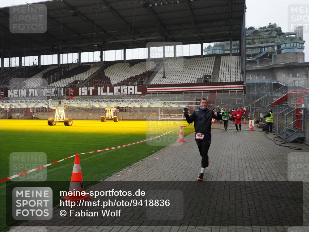 07.12.2025 - St. Pauli X-Mass-Run No. 15 Fabian Wolf http://msf.ph/oto/9418836 07.12.2025 11:28:23 Ziel 2162, 2163, 2164, 2808, 2845, 3074, 3599, 3670, 4653 meine-sportfotos.de