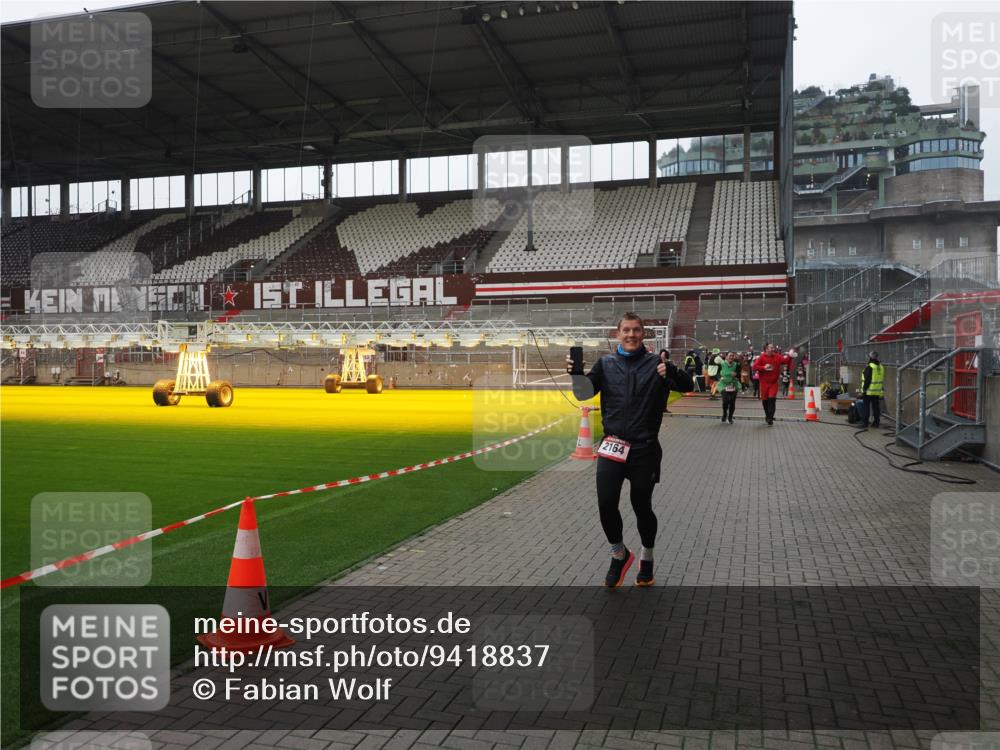 07.12.2025 - St. Pauli X-Mass-Run No. 15 Fabian Wolf http://msf.ph/oto/9418837 07.12.2025 11:28:23 Ziel 2162, 2163, 2164, 2808, 2845, 3074, 3599, 3670, 4653 meine-sportfotos.de