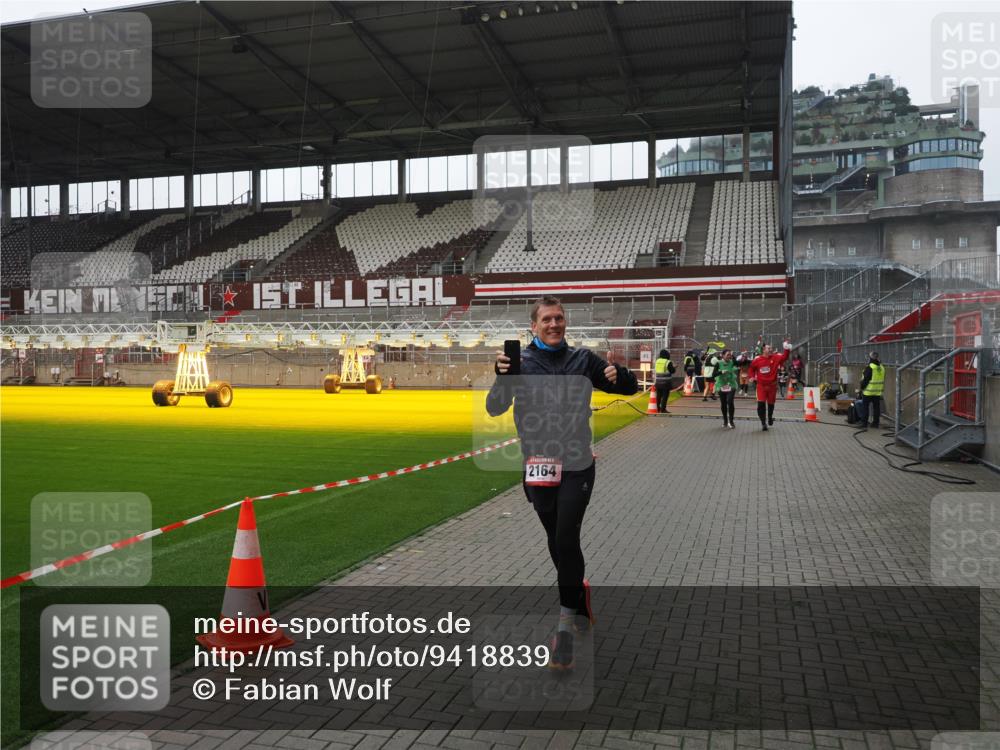 07.12.2025 - St. Pauli X-Mass-Run No. 15 Fabian Wolf http://msf.ph/oto/9418839 07.12.2025 11:28:24 Ziel 1897, 2162, 2163, 2164, 2808, 2845, 3074, 3599, 3670, 4653 meine-sportfotos.de