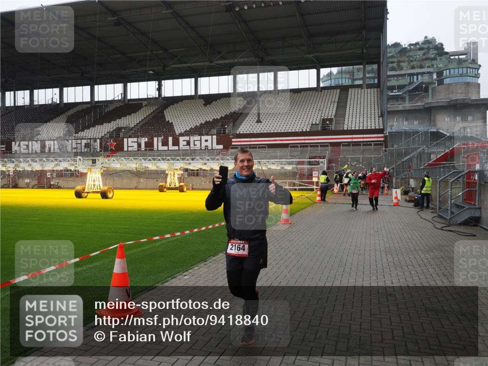 07.12.2025 - St. Pauli X-Mass-Run No. 15 Fabian Wolf http://msf.ph/oto/9418840 07.12.2025 11:28:24 Ziel 1897, 2162, 2163, 2164, 2808, 2845, 3074, 3599, 3670, 4653 meine-sportfotos.de