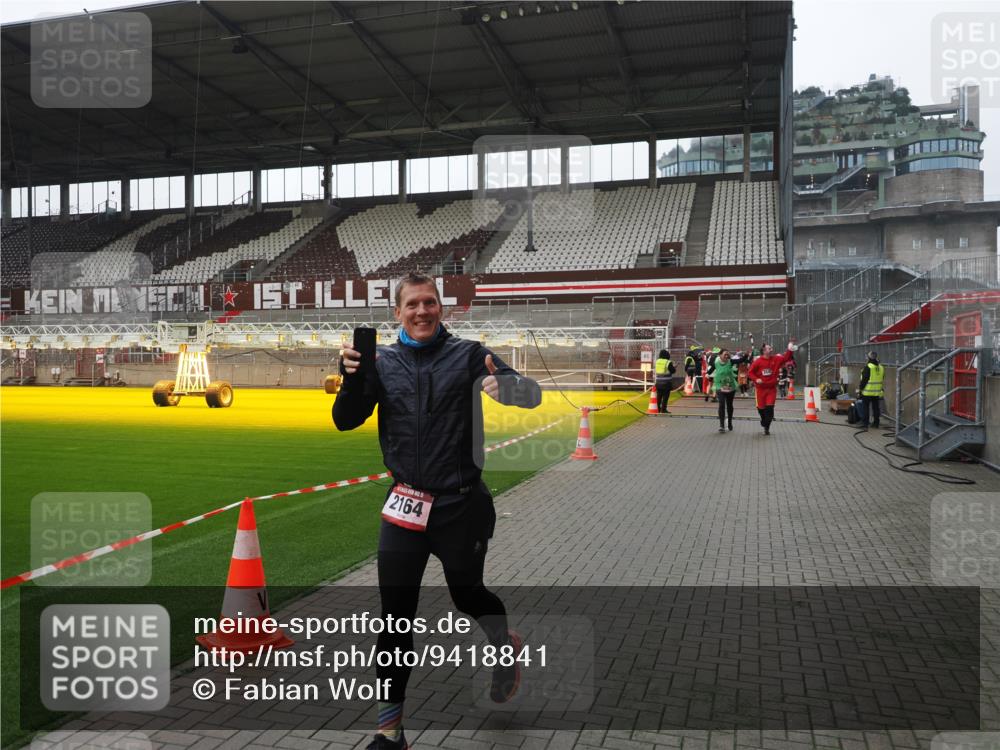 07.12.2025 - St. Pauli X-Mass-Run No. 15 Fabian Wolf http://msf.ph/oto/9418841 07.12.2025 11:28:24 Ziel 1897, 2162, 2163, 2164, 2808, 2845, 3074, 3599, 3670, 4653 meine-sportfotos.de