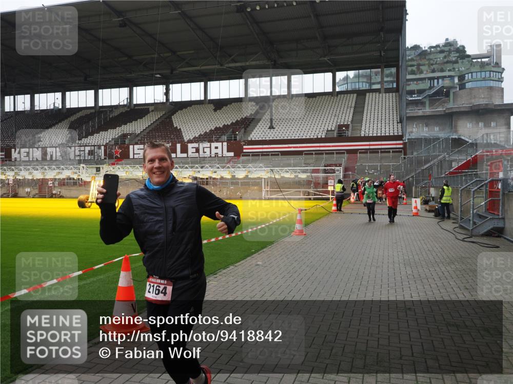 07.12.2025 - St. Pauli X-Mass-Run No. 15 Fabian Wolf http://msf.ph/oto/9418842 07.12.2025 11:28:24 Ziel 1897, 2162, 2163, 2164, 2808, 2845, 3074, 3599, 3670, 4653 meine-sportfotos.de