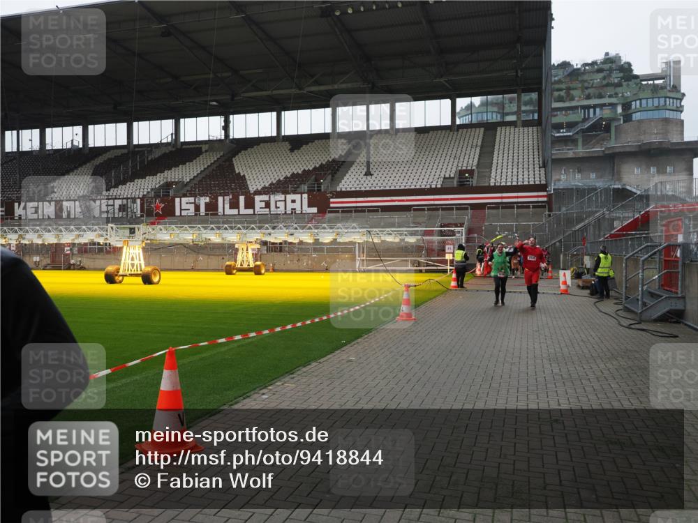 07.12.2025 - St. Pauli X-Mass-Run No. 15 Fabian Wolf http://msf.ph/oto/9418844 07.12.2025 11:28:25 Ziel 1897, 2162, 2163, 2164, 2808, 2845, 3599, 3670, 4641, 4653 meine-sportfotos.de
