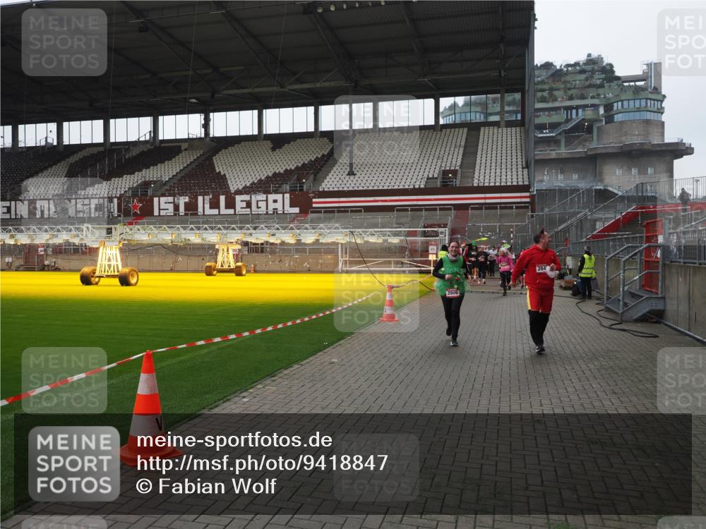 07.12.2025 - St. Pauli X-Mass-Run No. 15 Fabian Wolf http://msf.ph/oto/9418847 07.12.2025 11:28:27 Ziel 1897, 1919, 1920, 1921, 2162, 2163, 2164, 2427, 2431, 2808, 2845, 3599, 3670, 4641 meine-sportfotos.de