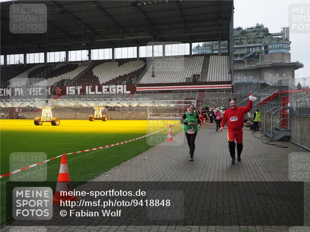 07.12.2025 - St. Pauli X-Mass-Run No. 15 Fabian Wolf http://msf.ph/oto/9418848 07.12.2025 11:28:28 Ziel 1897, 1917, 1919, 1920, 1921, 2162, 2163, 2164, 2426, 2427, 2431, 2808, 2845, 3599, 3670, 4641 meine-sportfotos.de