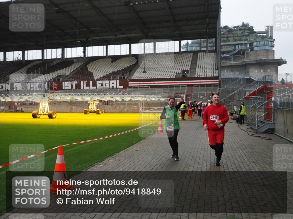 07.12.2025 - St. Pauli X-Mass-Run No. 15 Fabian Wolf http://msf.ph/oto/9418849 07.12.2025 11:28:28 Ziel 1897, 1917, 1919, 1920, 1921, 2162, 2163, 2164, 2426, 2427, 2431, 2808, 2845, 3599, 3670, 4641 meine-sportfotos.de