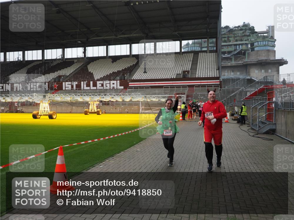07.12.2025 - St. Pauli X-Mass-Run No. 15 Fabian Wolf http://msf.ph/oto/9418850 07.12.2025 11:28:29 Ziel 1897, 1917, 1919, 1920, 1921, 2162, 2163, 2164, 2426, 2427, 2431, 2495, 2774, 2808, 2845, 3599, 3670, 4641 meine-sportfotos.de