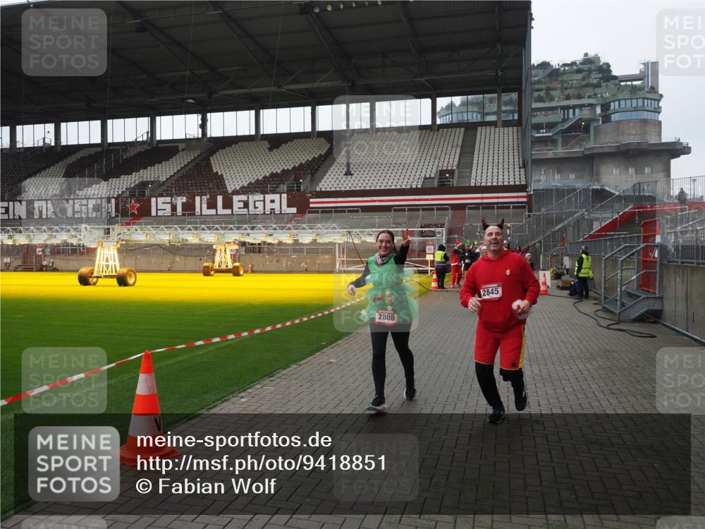 07.12.2025 - St. Pauli X-Mass-Run No. 15 Fabian Wolf http://msf.ph/oto/9418851 07.12.2025 11:28:29 Ziel 1897, 1917, 1919, 1920, 1921, 2162, 2163, 2164, 2426, 2427, 2431, 2495, 2774, 2808, 2845, 3599, 3670, 4641 meine-sportfotos.de