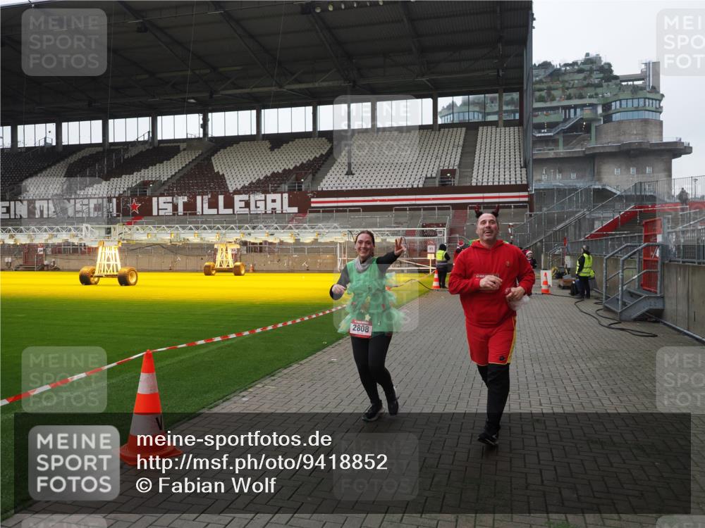 07.12.2025 - St. Pauli X-Mass-Run No. 15 Fabian Wolf http://msf.ph/oto/9418852 07.12.2025 11:28:29 Ziel 1897, 1917, 1919, 1920, 1921, 2162, 2163, 2164, 2426, 2427, 2431, 2495, 2774, 2808, 2845, 3599, 3670, 4641 meine-sportfotos.de
