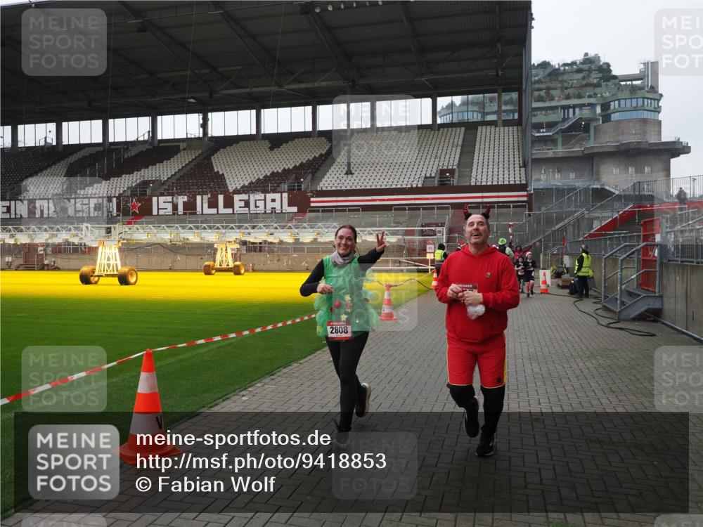07.12.2025 - St. Pauli X-Mass-Run No. 15 Fabian Wolf http://msf.ph/oto/9418853 07.12.2025 11:28:29 Ziel 1897, 1917, 1919, 1920, 1921, 2162, 2163, 2164, 2426, 2427, 2431, 2495, 2774, 2808, 2845, 3599, 3670, 4641 meine-sportfotos.de
