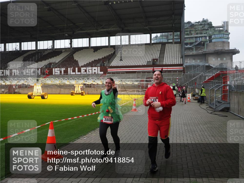 07.12.2025 - St. Pauli X-Mass-Run No. 15 Fabian Wolf http://msf.ph/oto/9418854 07.12.2025 11:28:29 Ziel 1897, 1917, 1919, 1920, 1921, 2162, 2163, 2164, 2426, 2427, 2431, 2495, 2774, 2808, 2845, 3599, 3670, 4641 meine-sportfotos.de
