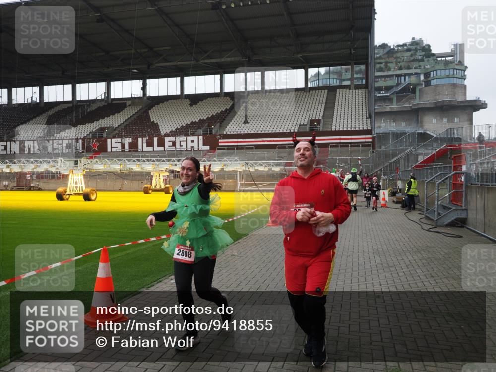 07.12.2025 - St. Pauli X-Mass-Run No. 15 Fabian Wolf http://msf.ph/oto/9418855 07.12.2025 11:28:30 Ziel 1897, 1917, 1919, 1920, 1921, 2162, 2163, 2164, 2426, 2427, 2431, 2495, 2774, 2808, 2845, 3599, 3670, 4641 meine-sportfotos.de