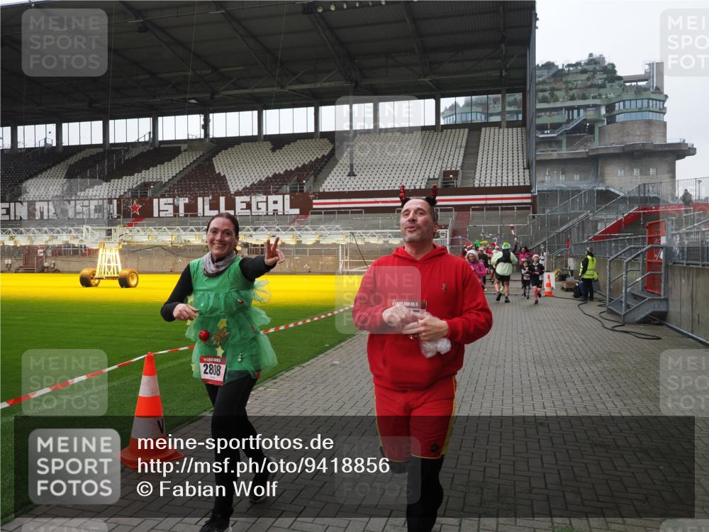 07.12.2025 - St. Pauli X-Mass-Run No. 15 Fabian Wolf http://msf.ph/oto/9418856 07.12.2025 11:28:30 Ziel 1897, 1917, 1919, 1920, 1921, 2162, 2163, 2164, 2426, 2427, 2431, 2495, 2774, 2808, 2845, 3599, 3670, 4641 meine-sportfotos.de