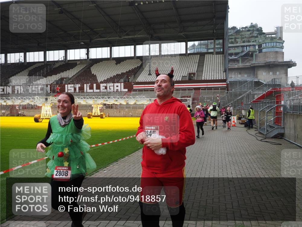 07.12.2025 - St. Pauli X-Mass-Run No. 15 Fabian Wolf http://msf.ph/oto/9418857 07.12.2025 11:28:30 Ziel 1897, 1917, 1919, 1920, 1921, 2162, 2163, 2164, 2426, 2427, 2431, 2495, 2774, 2808, 2845, 3599, 3670, 4641 meine-sportfotos.de