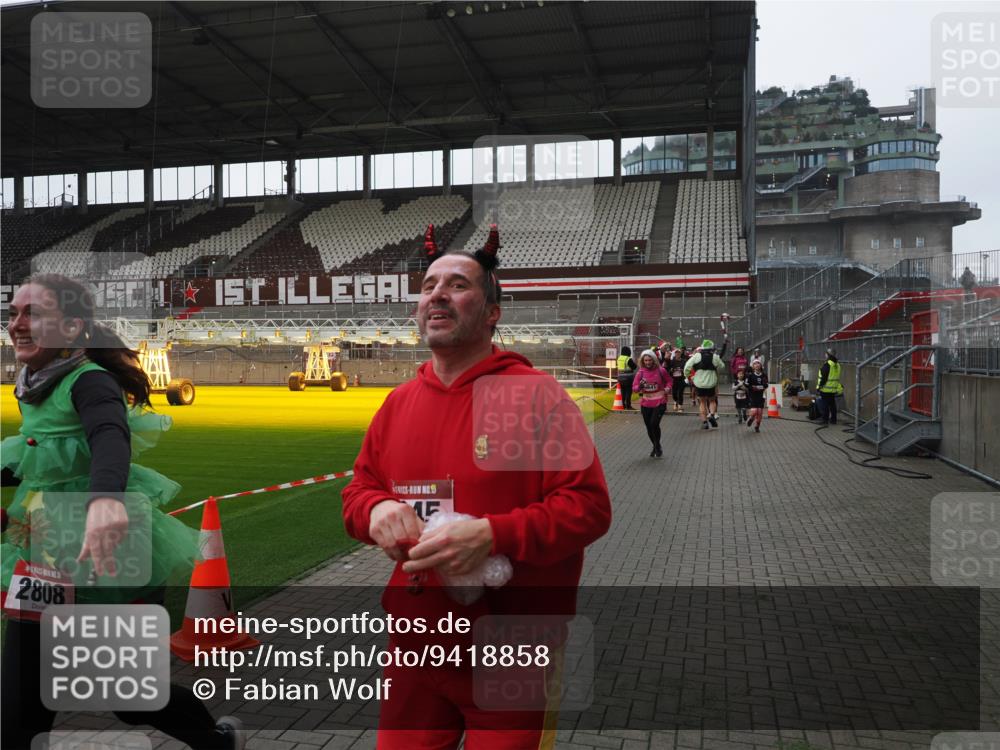 07.12.2025 - St. Pauli X-Mass-Run No. 15 Fabian Wolf http://msf.ph/oto/9418858 07.12.2025 11:28:30 Ziel 1897, 1917, 1919, 1920, 1921, 2162, 2163, 2164, 2426, 2427, 2431, 2495, 2774, 2808, 2845, 3599, 3670, 4641 meine-sportfotos.de