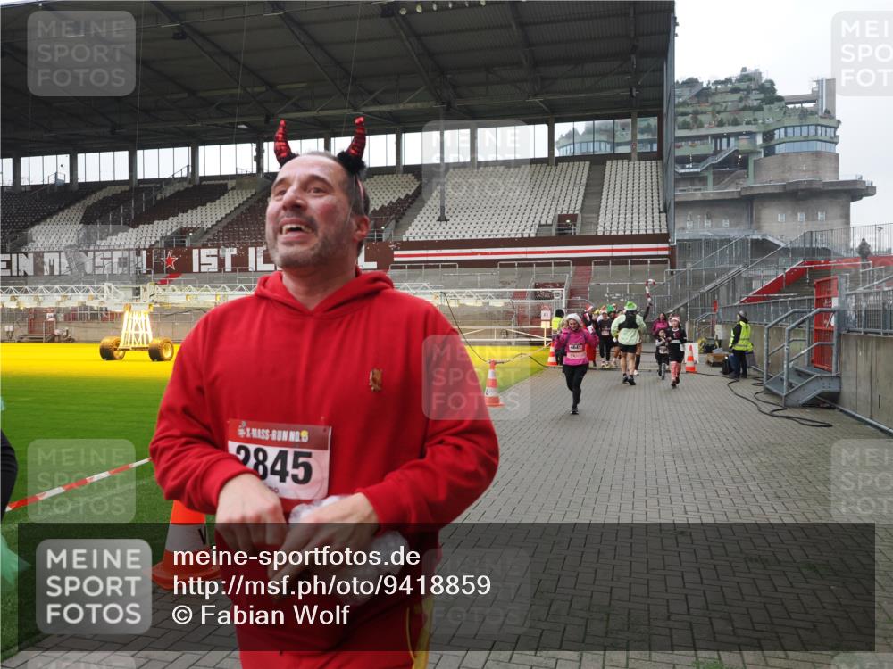 07.12.2025 - St. Pauli X-Mass-Run No. 15 Fabian Wolf http://msf.ph/oto/9418859 07.12.2025 11:28:30 Ziel 1897, 1917, 1919, 1920, 1921, 2162, 2163, 2164, 2426, 2427, 2431, 2495, 2774, 2808, 2845, 3599, 3670, 4641 meine-sportfotos.de