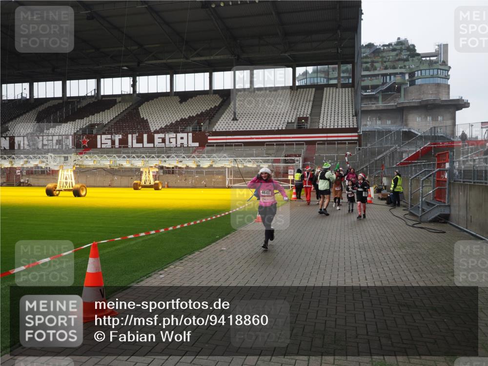 07.12.2025 - St. Pauli X-Mass-Run No. 15 Fabian Wolf http://msf.ph/oto/9418860 07.12.2025 11:28:32 Ziel 1897, 1917, 1919, 1920, 1921, 2162, 2164, 2426, 2427, 2431, 2495, 2774, 2808, 2845, 3670, 4641, 4832 meine-sportfotos.de