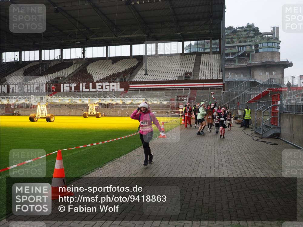 07.12.2025 - St. Pauli X-Mass-Run No. 15 Fabian Wolf http://msf.ph/oto/9418863 07.12.2025 11:28:32 Ziel 1897, 1917, 1919, 1920, 1921, 2162, 2164, 2426, 2427, 2431, 2495, 2774, 2808, 2845, 3670, 4641, 4832 meine-sportfotos.de