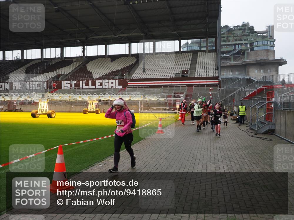 07.12.2025 - St. Pauli X-Mass-Run No. 15 Fabian Wolf http://msf.ph/oto/9418865 07.12.2025 11:28:33 Ziel 1897, 1917, 1919, 1920, 1921, 2164, 2426, 2427, 2431, 2495, 2774, 2808, 2845, 3670, 4641, 4832 meine-sportfotos.de