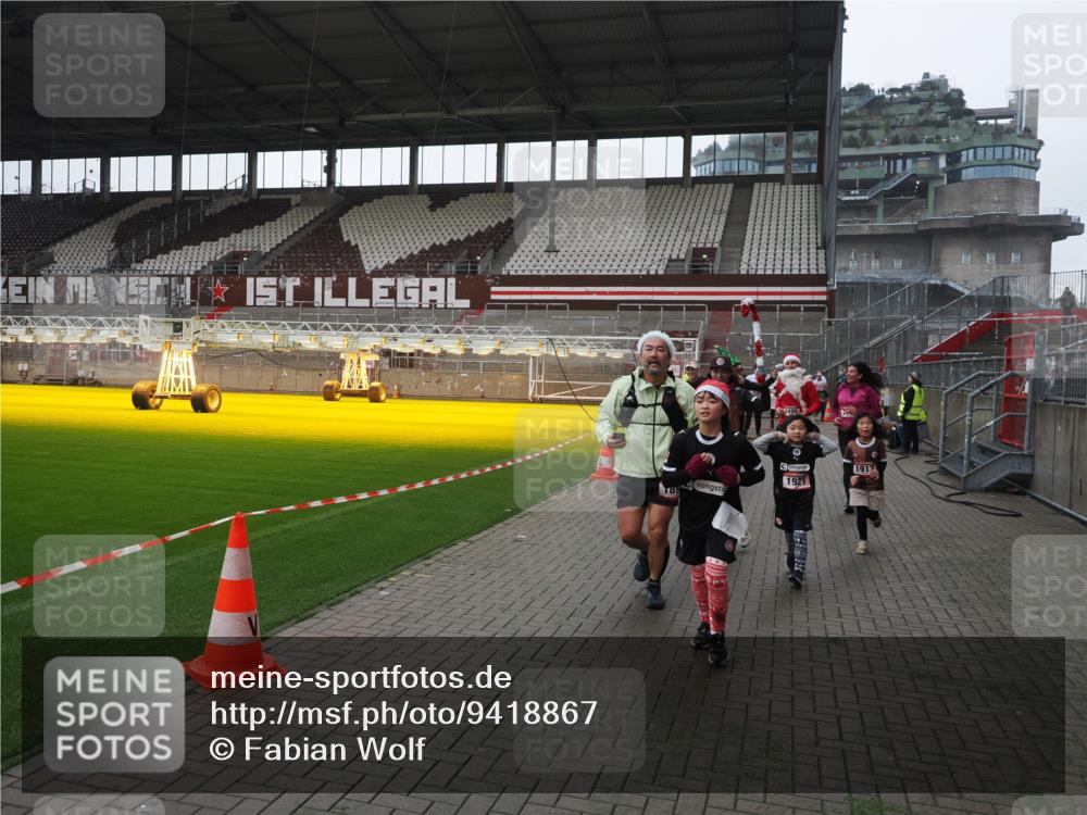 07.12.2025 - St. Pauli X-Mass-Run No. 15 Fabian Wolf http://msf.ph/oto/9418867 07.12.2025 11:28:36 Ziel 1897, 1917, 1919, 1920, 1921, 2426, 2427, 2431, 2495, 2774, 2808, 2845, 4641, 4832 meine-sportfotos.de