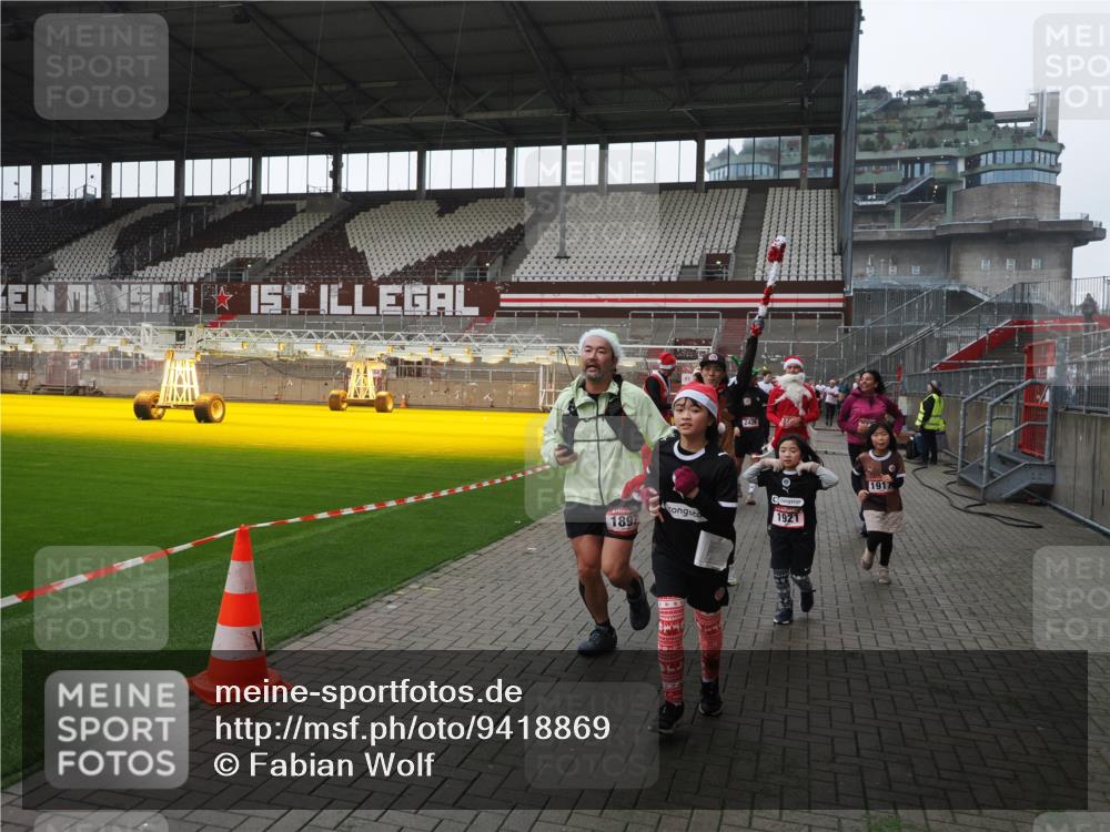07.12.2025 - St. Pauli X-Mass-Run No. 15 Fabian Wolf http://msf.ph/oto/9418869 07.12.2025 11:28:37 Ziel 1897, 1917, 1919, 1920, 1921, 2383, 2426, 2427, 2431, 2495, 2774, 2808, 2845, 4641, 4832 meine-sportfotos.de